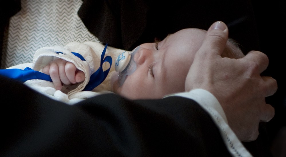 Ved dåben bliver barnet velsignet og får Guds løfte om, at han altid vil følge det som sit eget barn med sin kærlighed og velsignelse.