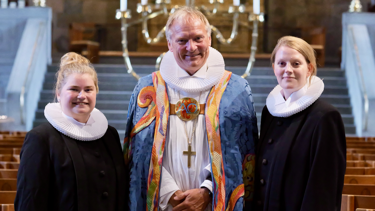 Cecilie Juul Rasmussen, biskop Henrik Stubkjær og Katja Jul Withen