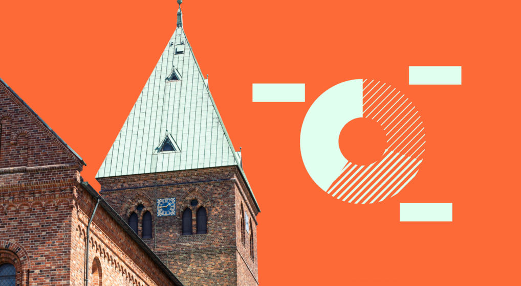 Grafik med kirketårn og cirkeldiagram